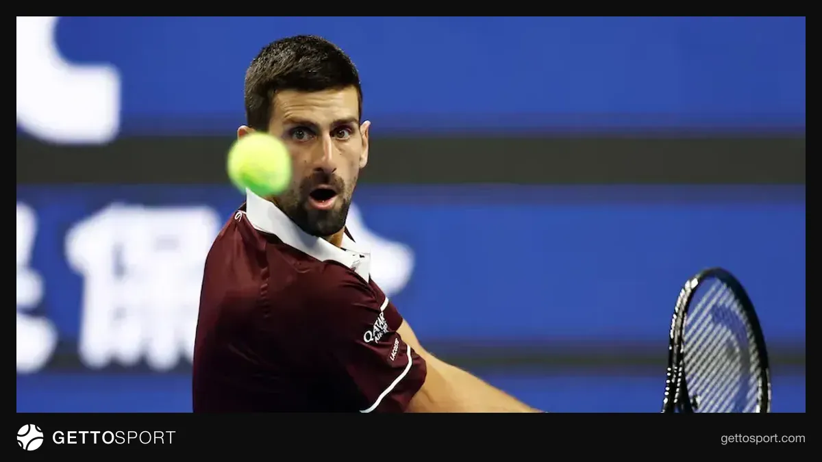 Novak Cokoviç tor arxasında topa hazır vəziyyətdə