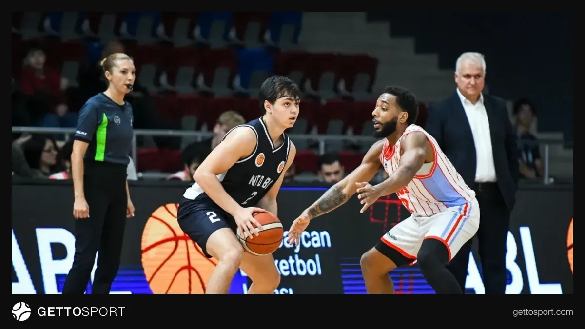 NTD basketbol komandası məşq edir, gənc oyunçular və məşqçi