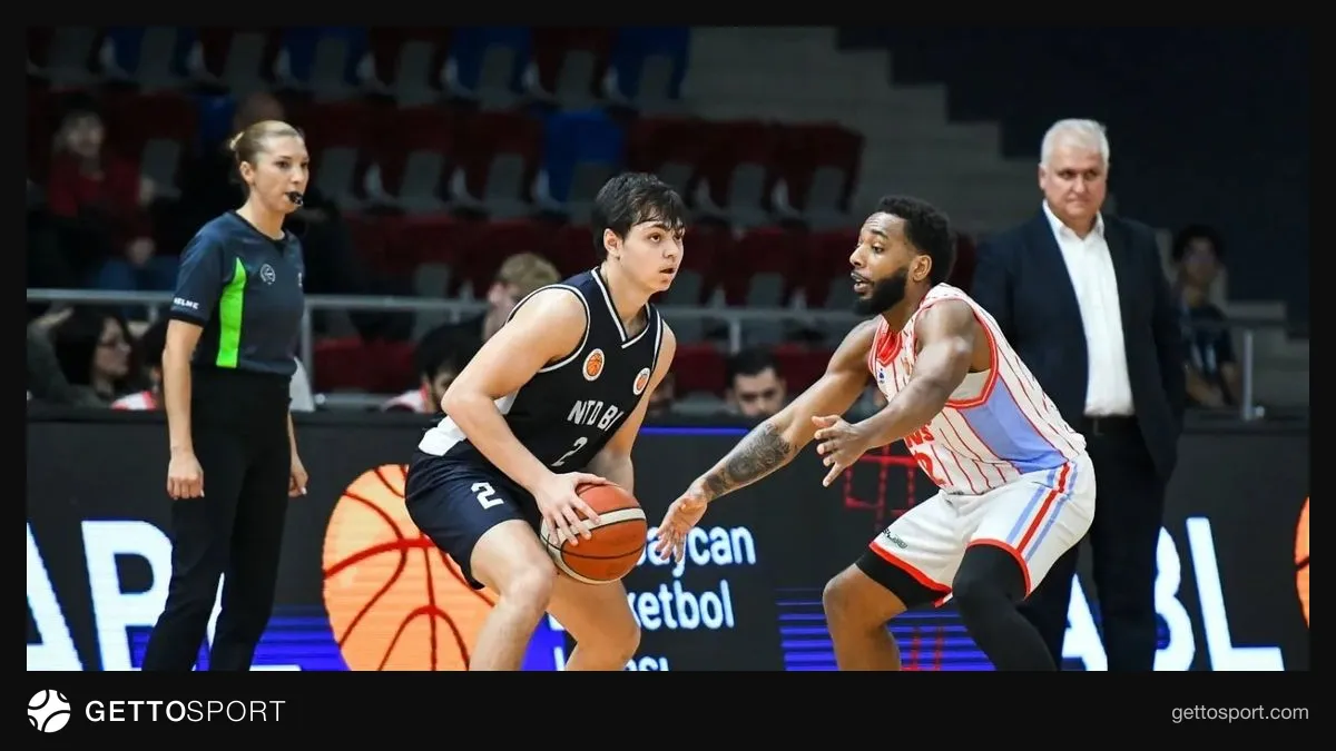 NTD basketbol komandası məşqdə, oyunçular və məşqçi