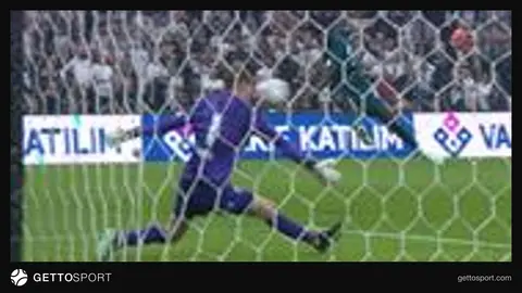 Nübel topu kafasıyla uzaklaştırırken Beşiktaş-Kocaelispor maçından anı