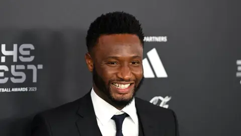 Con Obi Mikel studiyada podkast apararkən