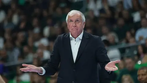 Obradovic basın toplantısında konuşurken