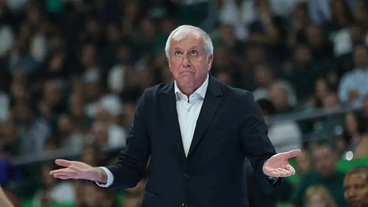 Obradovic basın toplantısında konuşurken