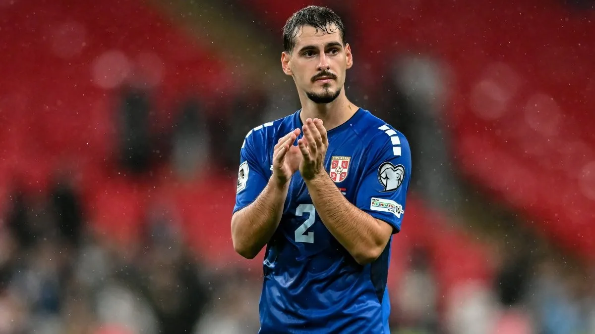 Fenerbahçe formasıyla Ognjen Mimovic saha kenarında