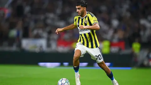Oğuz Aydın maç sırasında top sürerken fotoğrafı, tribünlerde konuşan yöneticiler
