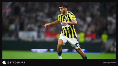 Oğuz Aydın maç sırasında top sürerken fotoğrafı, tribünlerde konuşan yöneticiler
