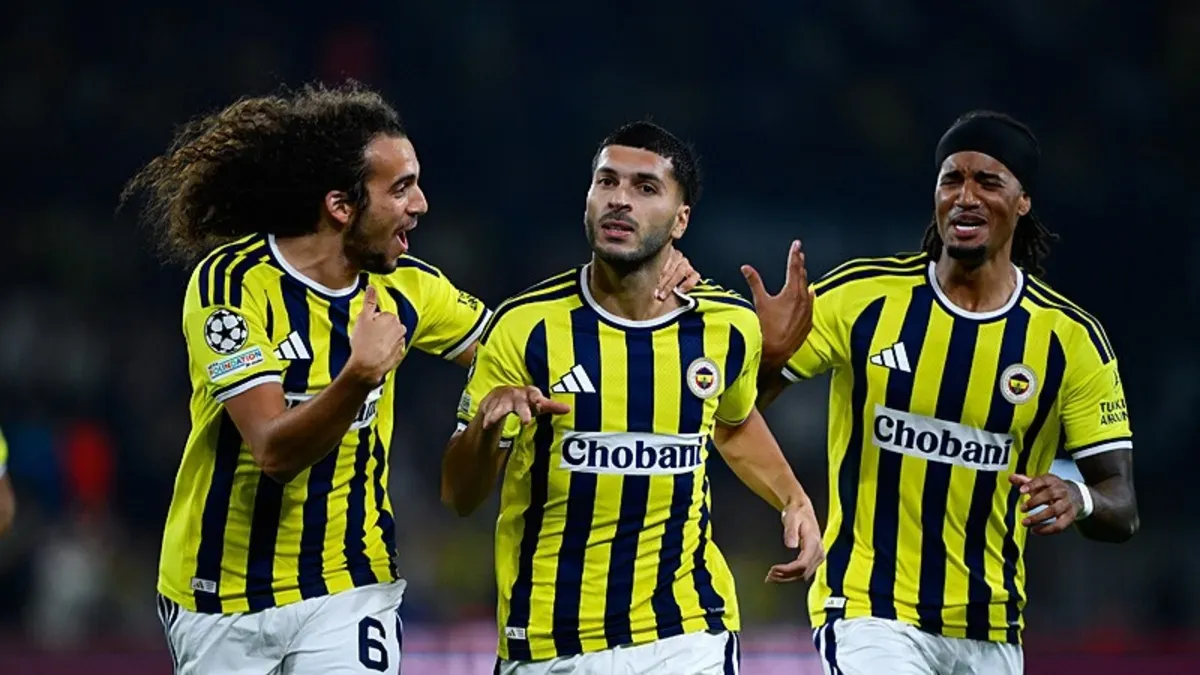 Oğuz Aydın Fenerbahçe formasıyla top sürüyor