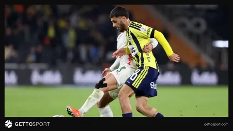 Aston Villa maçında Fenerbahçe formasıyla Oğuz Aydın koşuyor