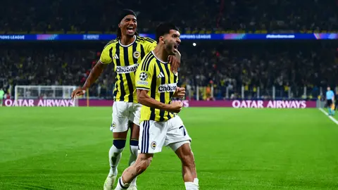 Oğuz Aydın Fenerbahçe formasıyla maçta top sürerken