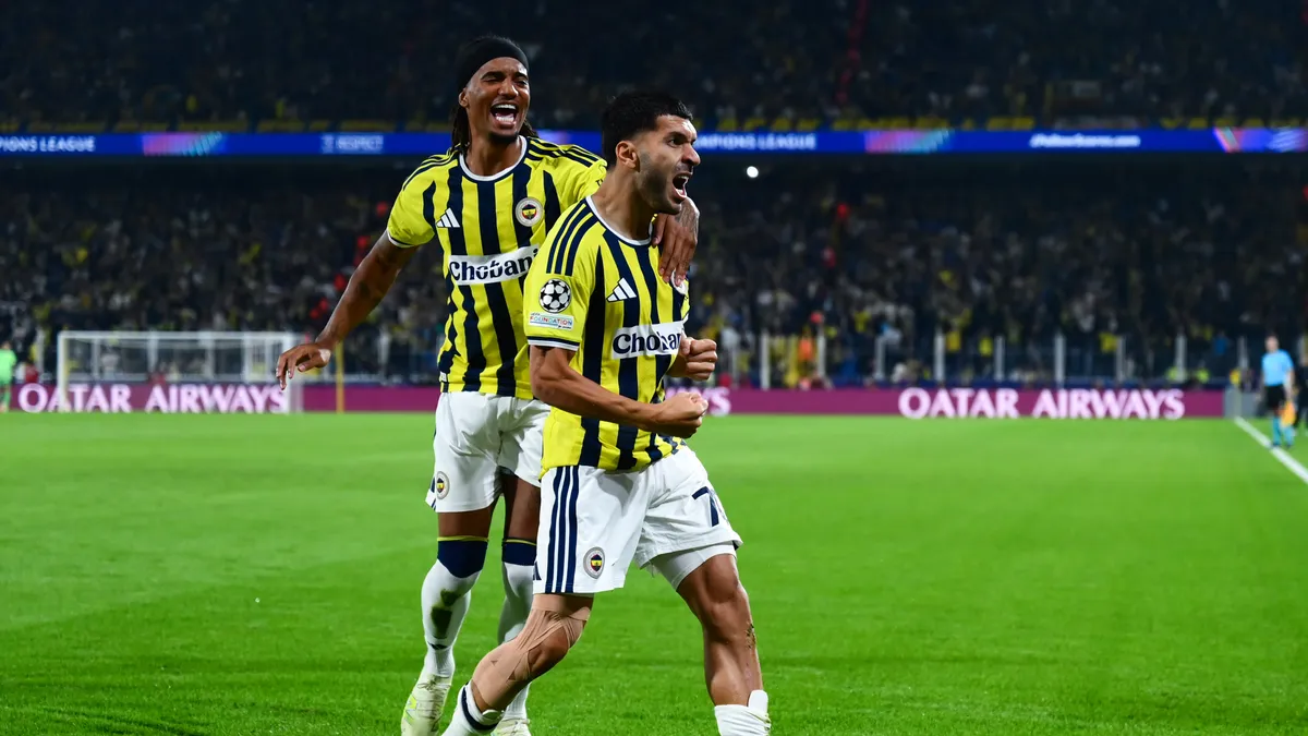 Oğuz Aydın Fenerbahçe formasıyla maçta top sürerken