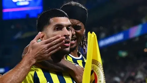 Fenerbahçe formasıyla Oğuz Aydın top sürerken