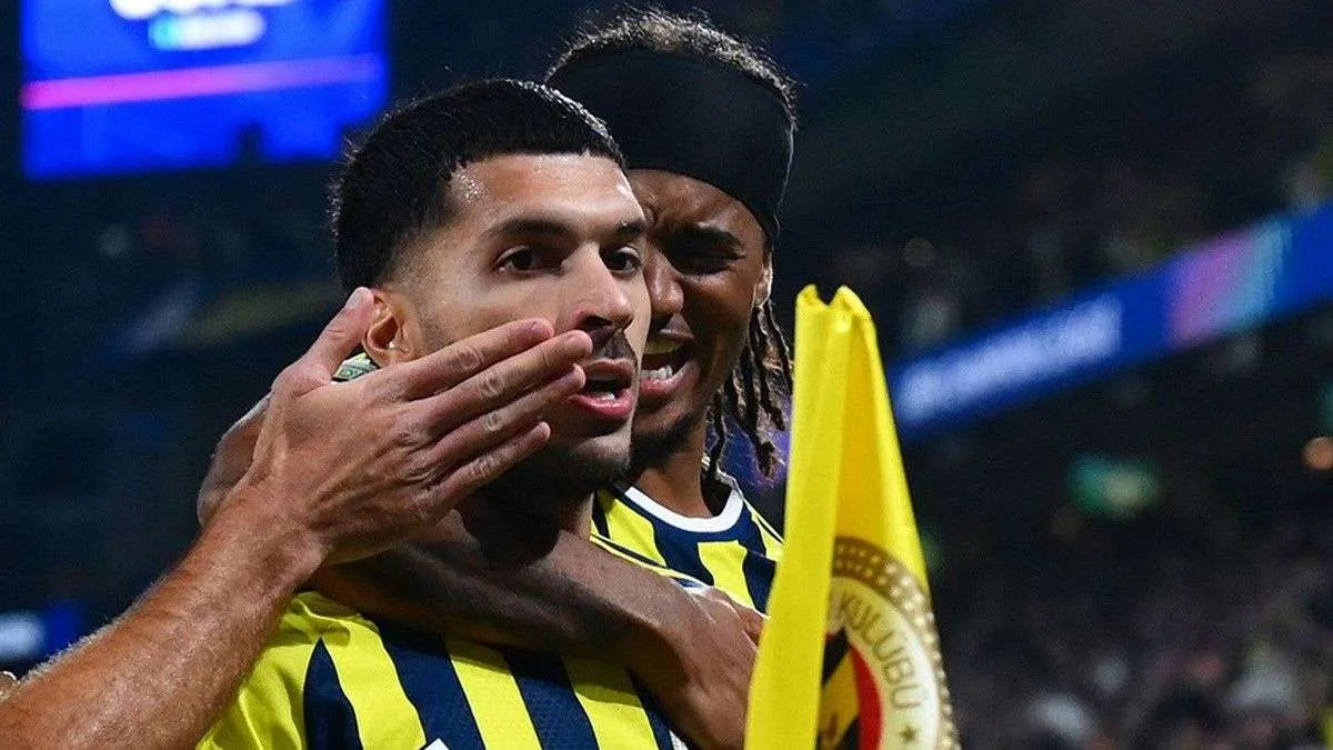 Fenerbahçe formasıyla Oğuz Aydın top sürerken