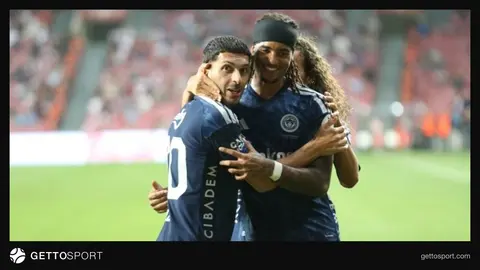 Oğuz Aydın Fenerbahçe formasıyla top sürerken
