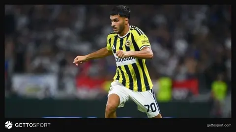 Oğuz Aydın top sürerken Fenerbahçe formasıyla