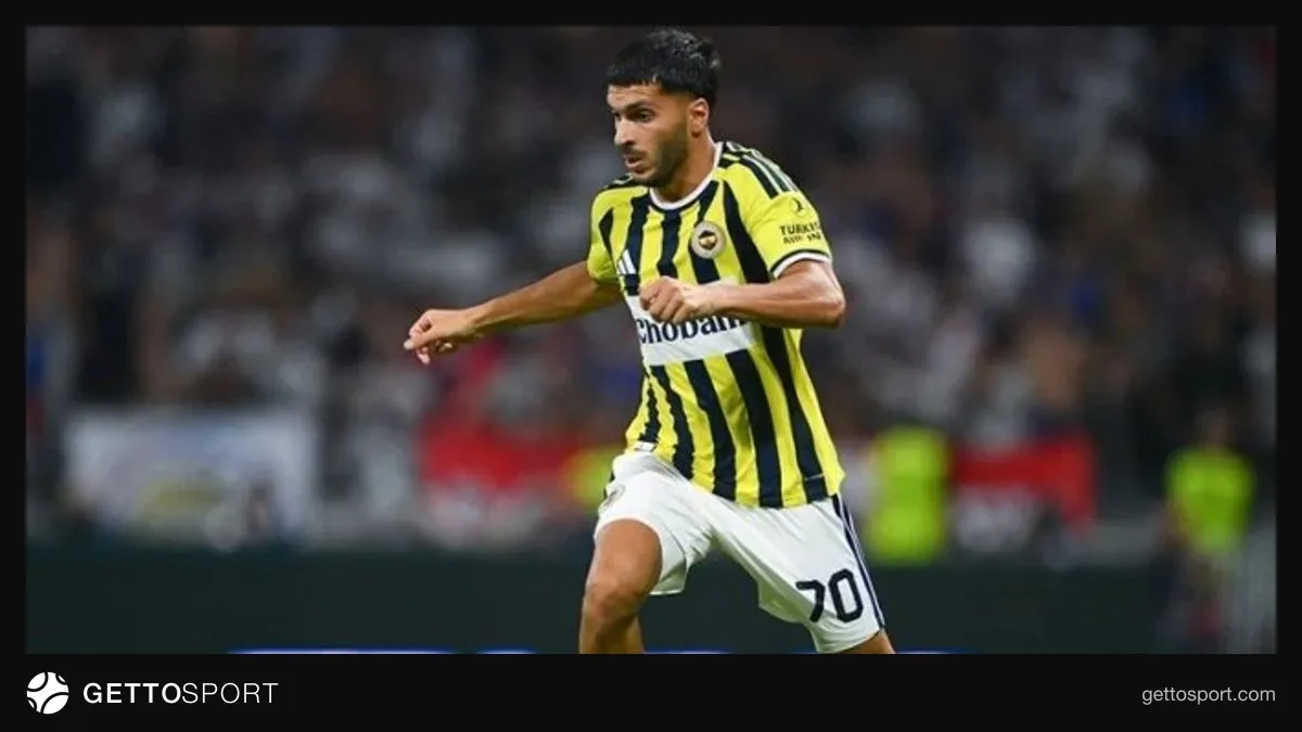 Oğuz Aydın top sürerken Fenerbahçe formasıyla