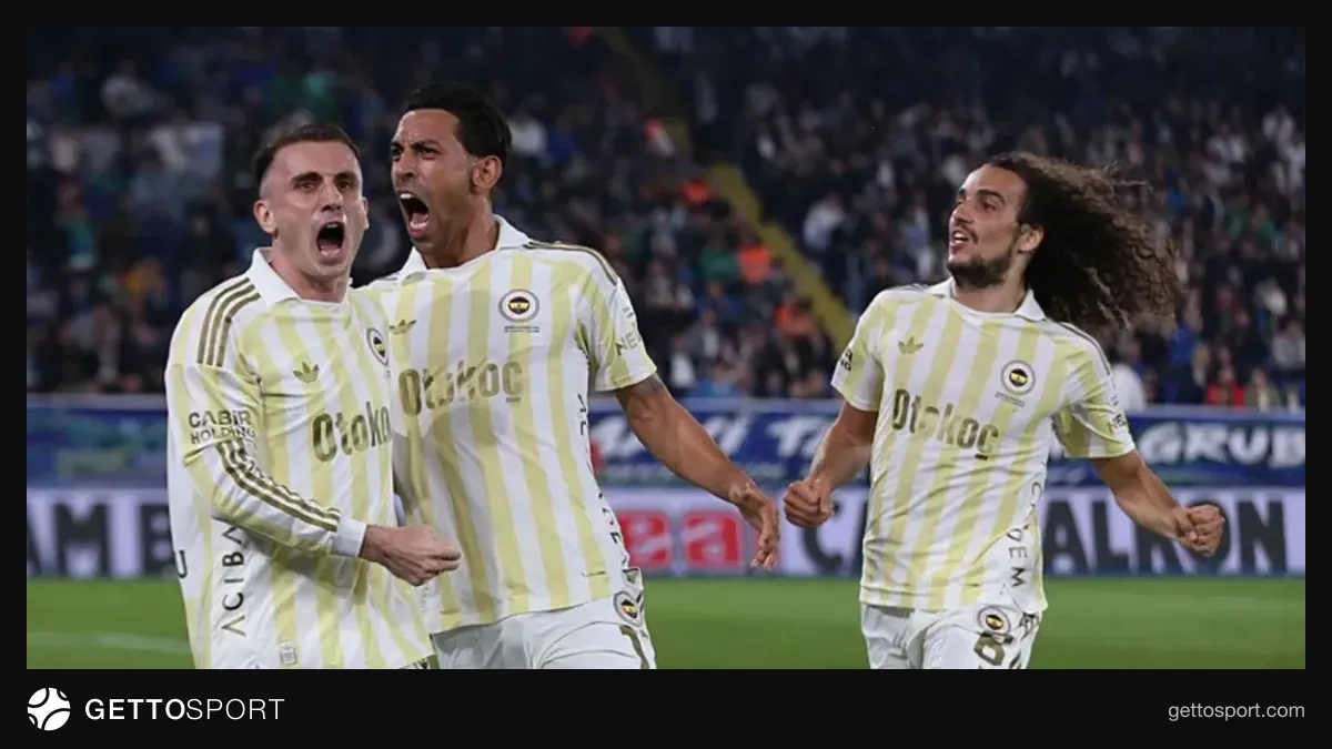Oğuz Aydın ve İrfan Can Kahveci maçta sevinç yaşarken