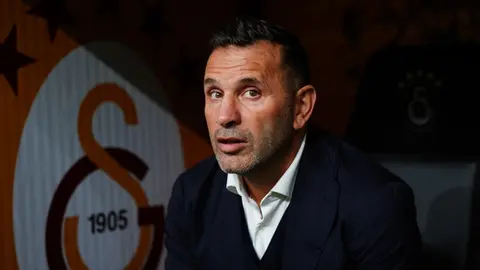 Okan Buruk maç sonrası basın toplantısında konuşurken