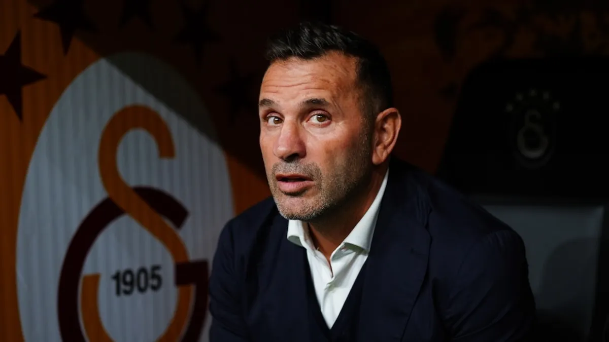 Okan Buruk maç sonrası basın toplantısında konuşurken