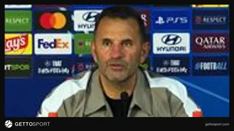 Okan Buruk basın toplantısında konuşurken Galatasaray formalı saha görüntüsü