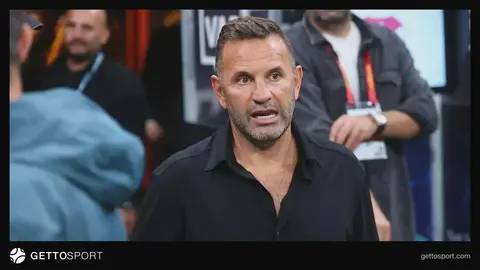 Okan Buruk mətbuat konfransında mikrofon qarşısında