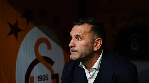 Okan Buruk basın toplantısında konuşurken görüntüsü
