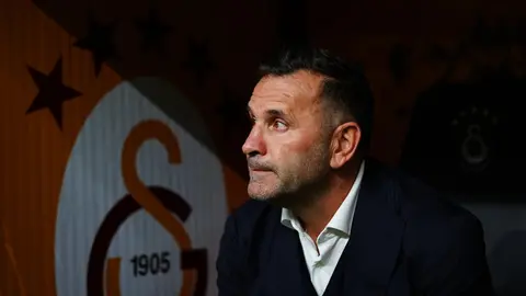 Okan Buruk maç sonrası açıklama yaparken
