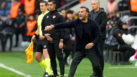 Okan Buruk sahada Galatasaray formasıyla, maç anı
