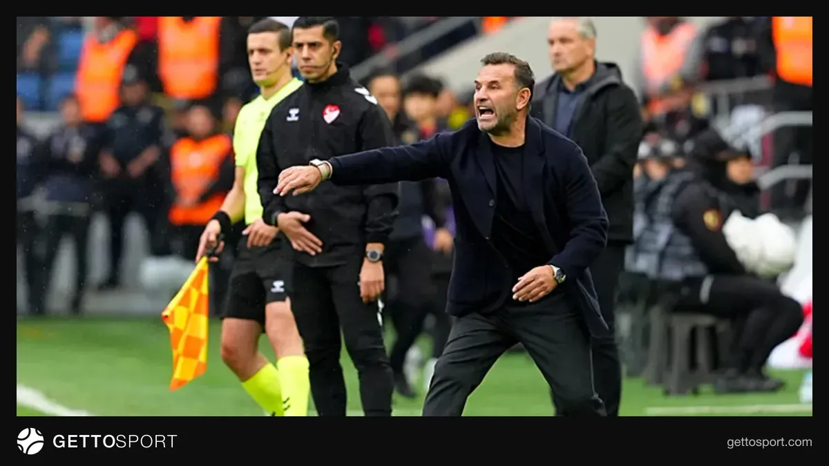 Okan Buruk sahada Galatasaray formasıyla, maç anı