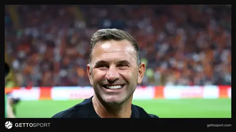 Okan Buruk maç sırasında takımını yönlendirirken