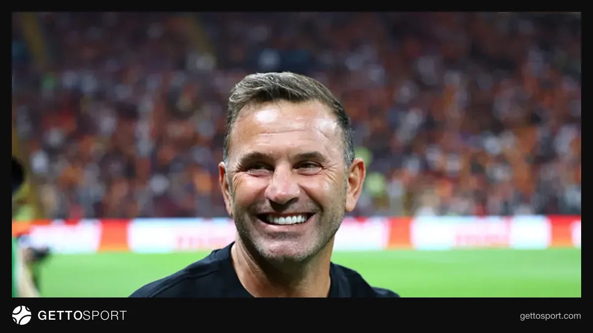Okan Buruk maç sırasında takımını yönlendirirken