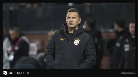 Okan Buruk talimat verirken kulübede oturuyor