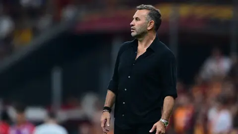 Okan Buruk sahada takımını yönlendirirken görüntü