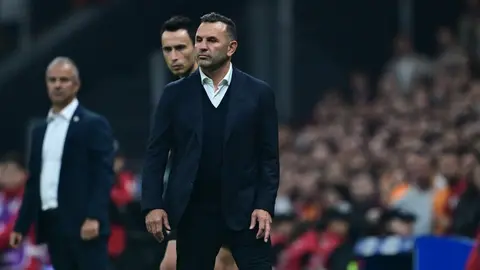 Okan Buruk basın toplantısında konuşurken