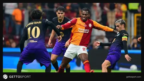 Okan Buruk düşünceli şekilde maç talimatı verirken