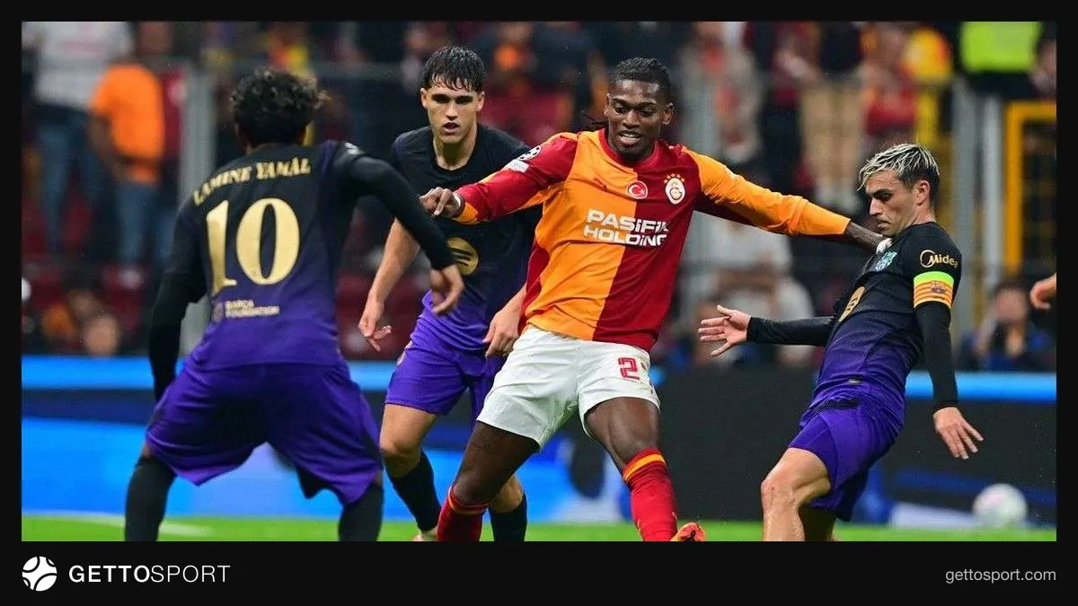 Okan Buruk düşünceli şekilde maç talimatı verirken