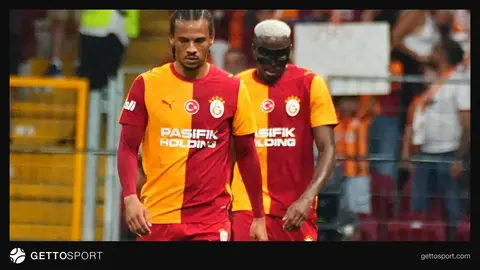Galatasaray formasıyla Leroy Sane maç öncesi ısınırken