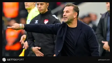Okan Buruk muhabirlerle konuşurken takımını uyarıyor