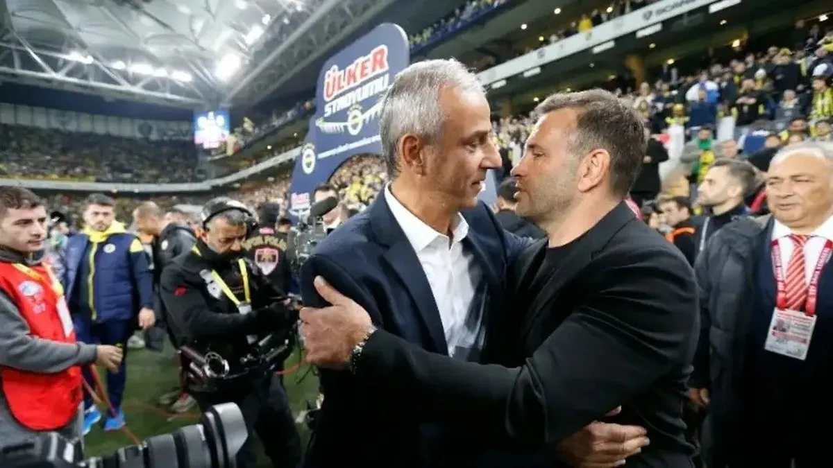 Okan Buruk ve İsmail Kartal maç öncesi konuşurken
