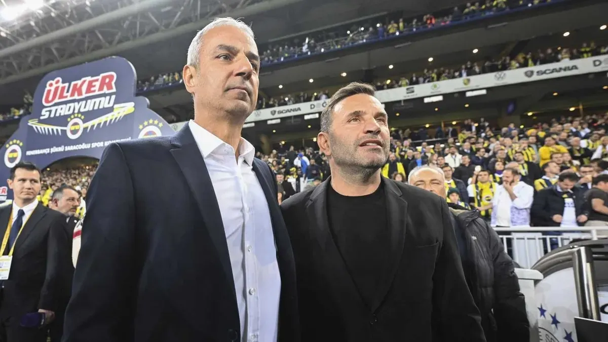 Okan Buruk ve İsmail Kartal yan yana veya maç sırasında konuşurken görüntü
