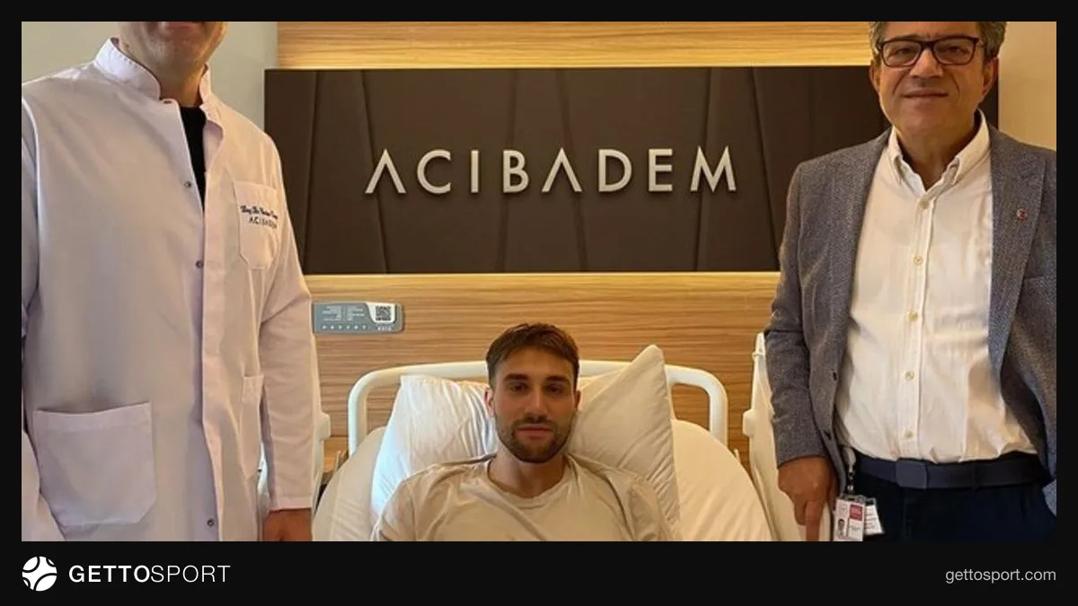 Okan Erdoğan sedyeyle sahadan çıkarken ambulans ve sağlık ekibi