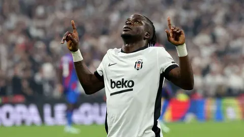 Olaitan gol sevinci sırasında topu ağlarda kutlarken