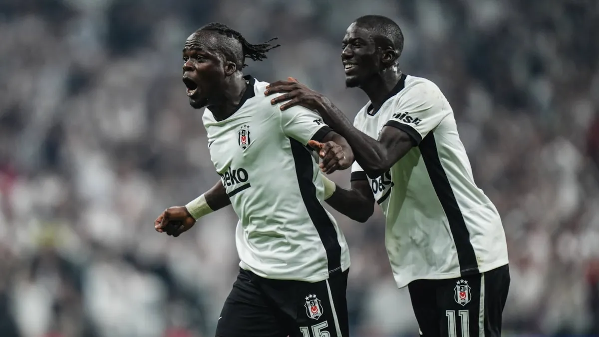Beşiktaş formasıyla Olaitan top sürüyor