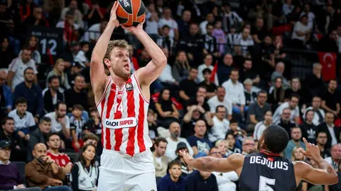 Olimpiakos oyunçuları top üçün mübarizə aparır