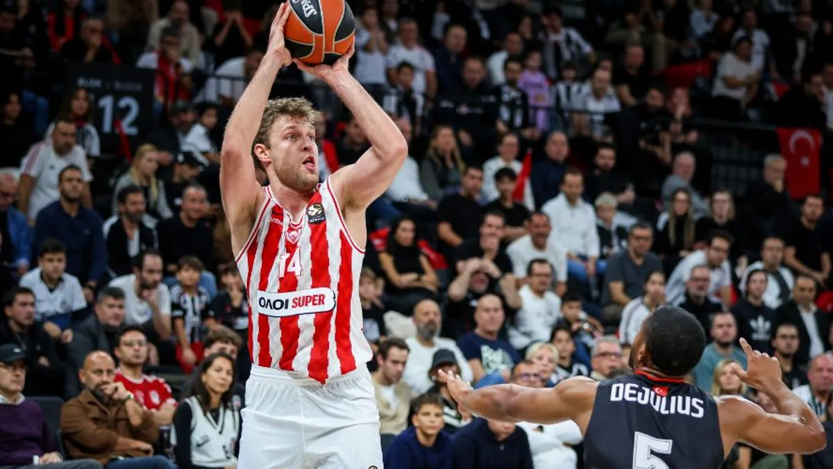 Olimpiakos oyunçuları top üçün mübarizə aparır