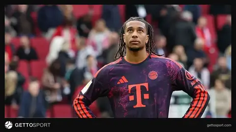 Hainer konuşurken mikrofon başında, arka planda Bayern logosu