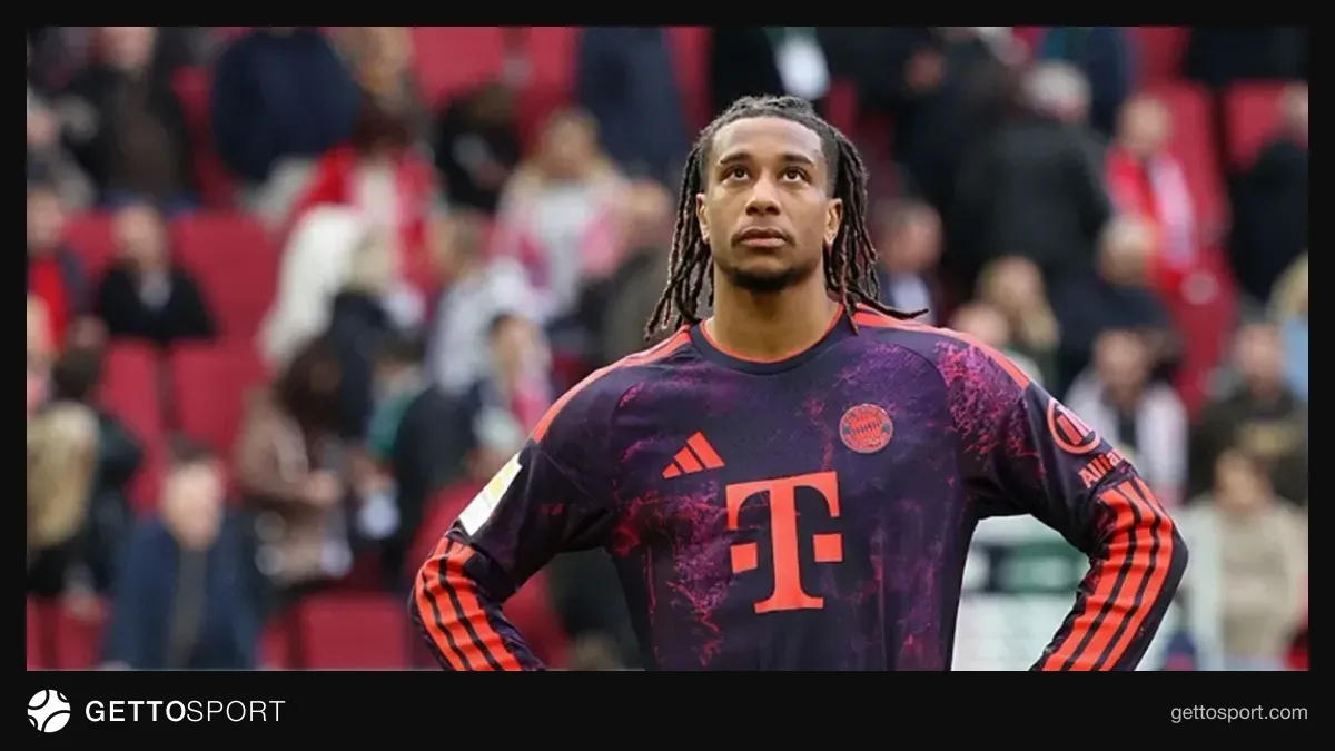 Hainer konuşurken mikrofon başında, arka planda Bayern logosu