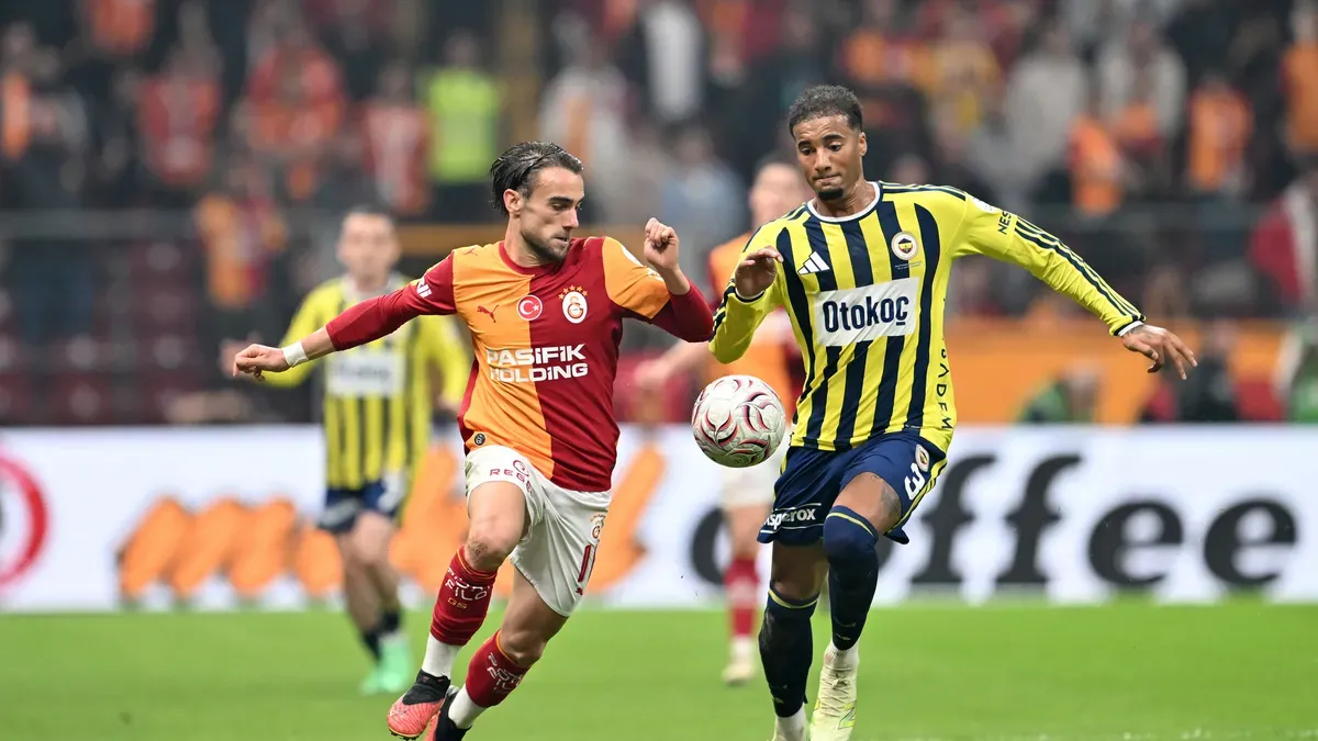 Derbi maçından bir an ve Ömer Üründül'ün sütunundan alıntı