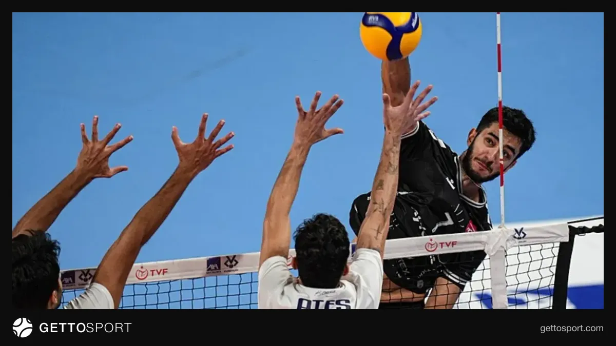 Voleybol maçında smaç atmaya hazırlanan oyuncu, tribünler ve salondan görüntü