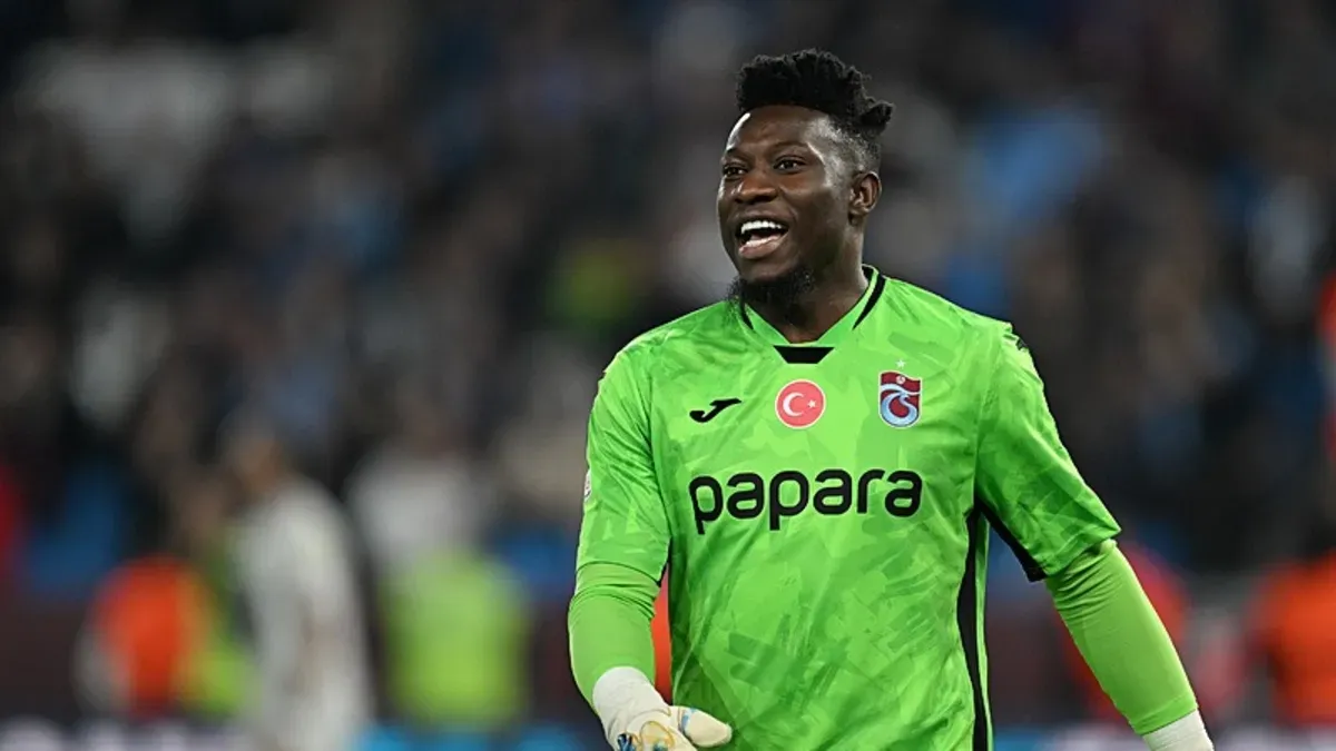 Trabzonspor kalecisi Andre Onana maçta topu ayağıyla oyuna sokuyor