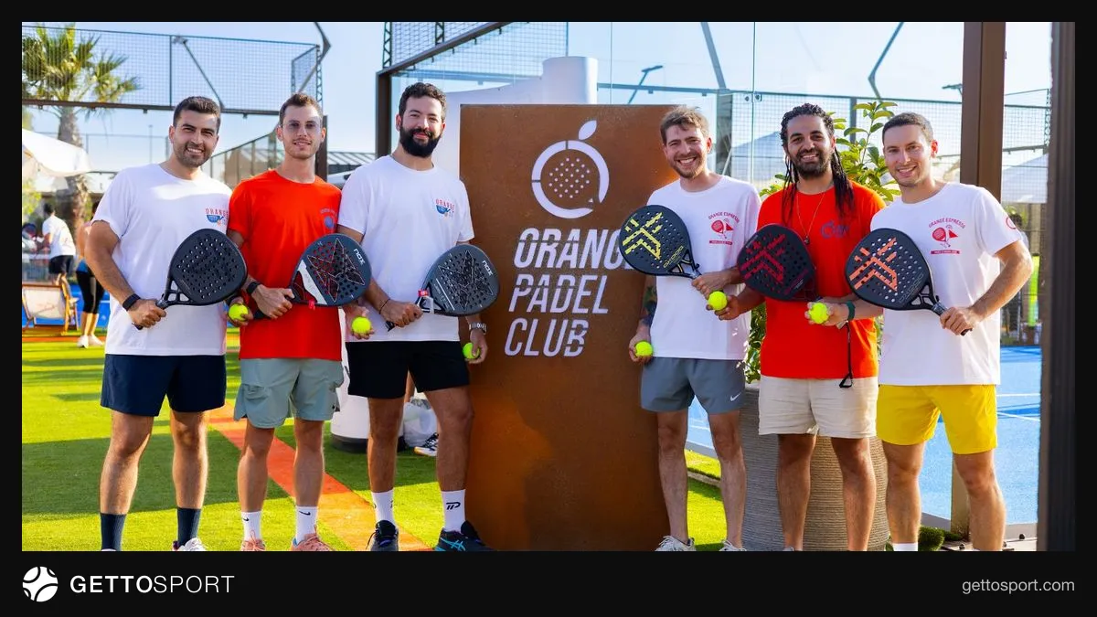 Orange Padel sporcuları turnuva için Antalya'ya hareket ederken takım fotoğrafı